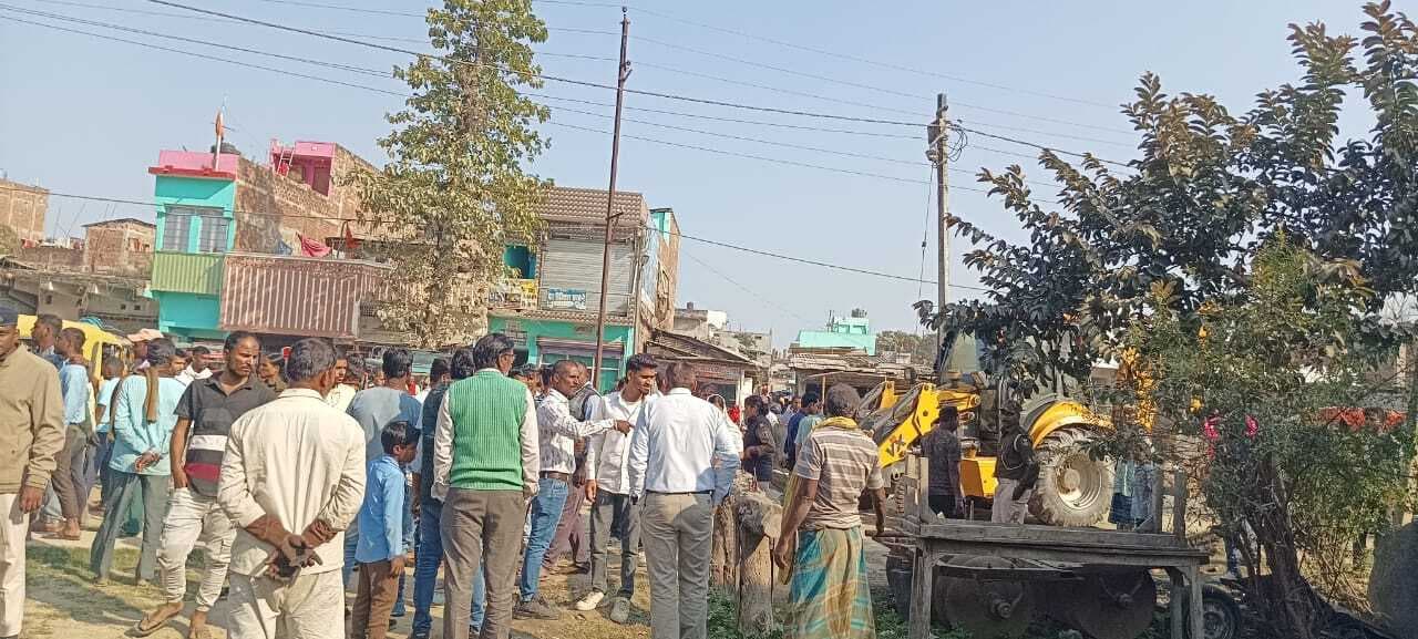 अतिक्रमण मुक्त कराने पहुंचे पुलिस बल से लोगों ने की नोंकझोंक