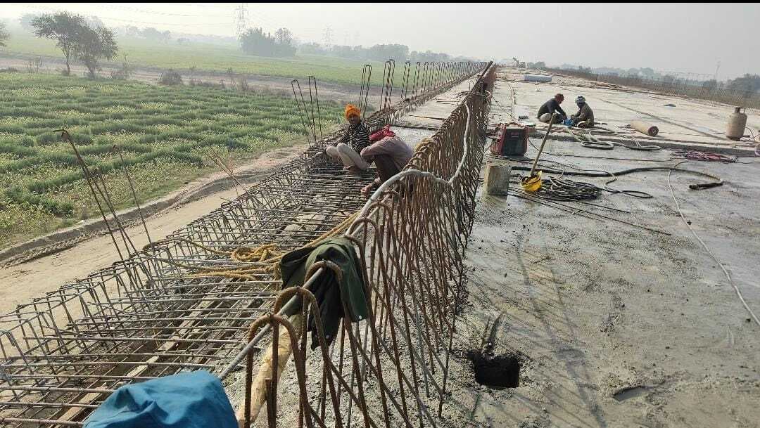 स्टेट हाईवे के निर्माणाधीन पुल का फुटपाथ टूटकर गिरा, बड़ा हादसा टला