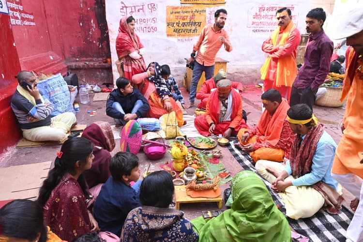 Deoghar News : शुभ मुहूर्त शुरू होते ही बाबा मंदिर में अनुष्ठानों की धूम, उपनयन-मुंडन कराने उमड़े भक्त