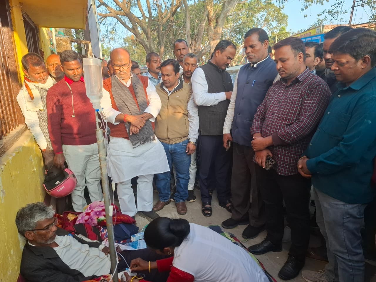 पूर्व विधान पार्षद की पहल पर अनशनकारियों ने समाप्त किया अनशन