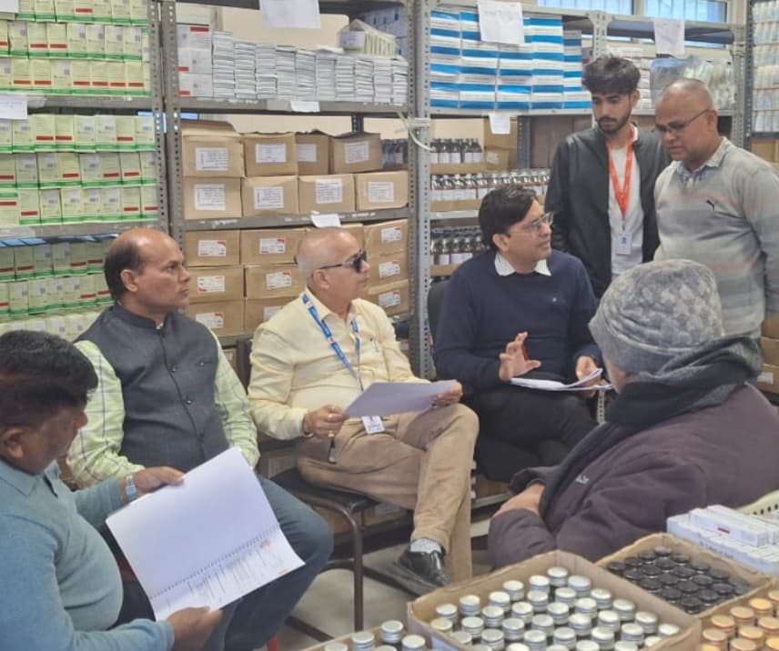 लक्ष्य टीम ने फार्मेसी का किया निरीक्षण