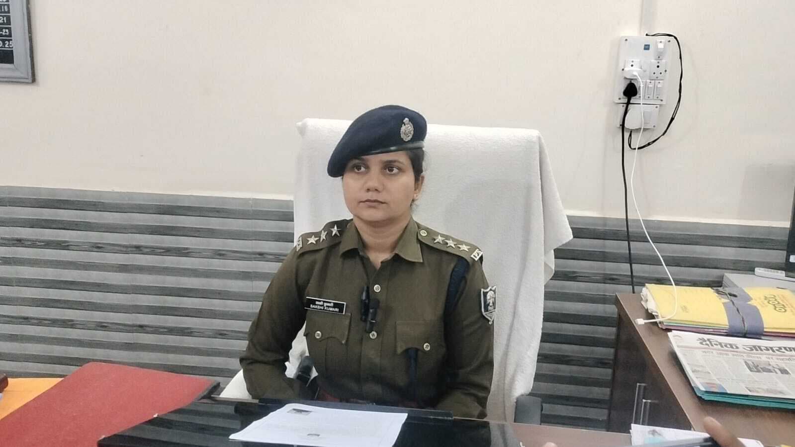 मैजिक पर लदा 767.50 लीटर विदेशी शराब के साथ बंगाल का तीन तस्कर गिरफ्तार