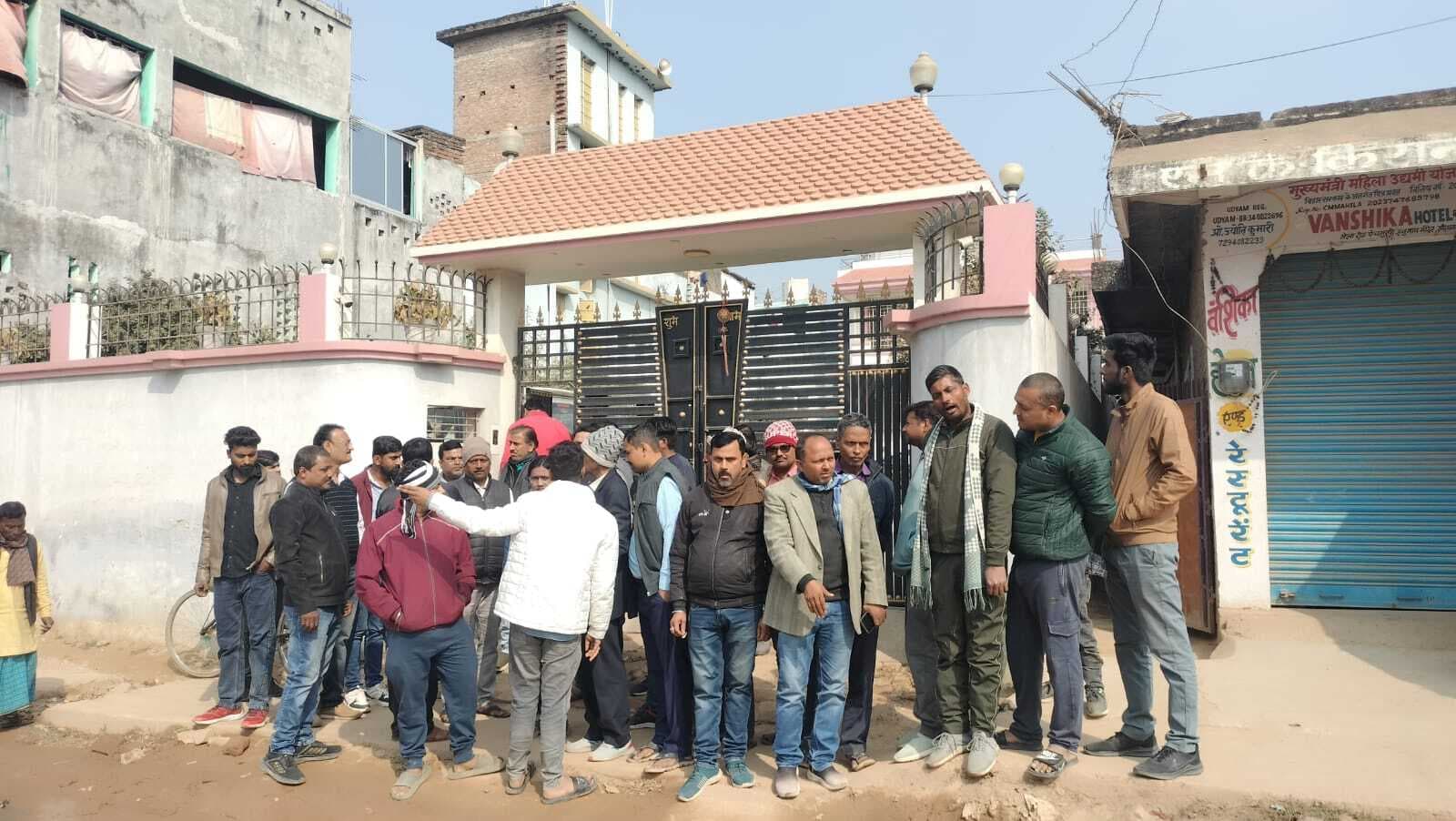 सीतामढ़ी में सड़क निर्माण कार्य रोकने पर मेला रोड में बवाल, गुस्साए लोगों ने विधान पार्षद का आवास घेरा