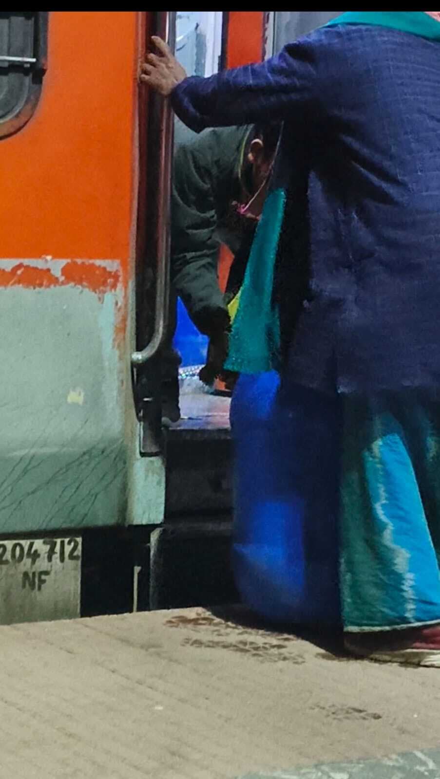 ब्रह्मपुत्र मेल के स्लीपर बोगी में मछली ले जाने पर यात्रियों का हंगामा