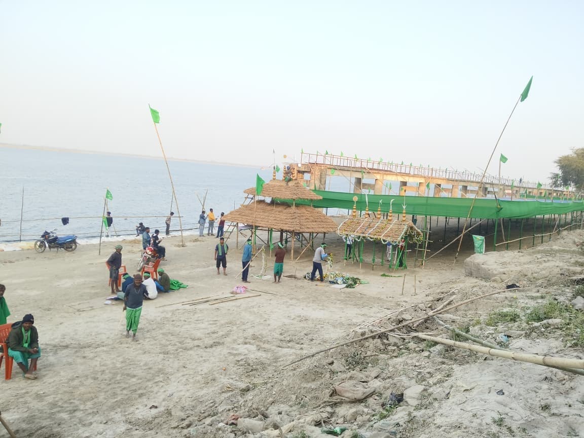 आदिवासी महाकुंभ में जुटेंगे लाखों श्रद्धालु, गंगा तट पर जाहेरथान व मांझीथान का निर्माण शुरू