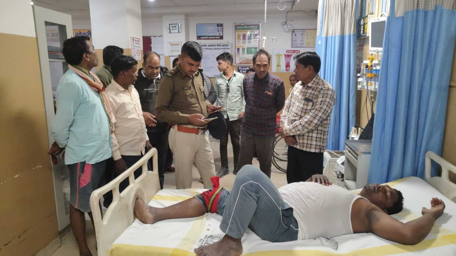 दो पक्षों के बीच मारपीट व पत्थरबाजी, गोलीबारी में एक जख्मी