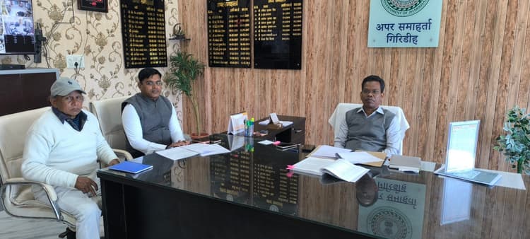 Giridih News :मेयर पद के लिए पांच व वार्ड पार्षद पद के लिए 86 ने खरीदा पर्चा