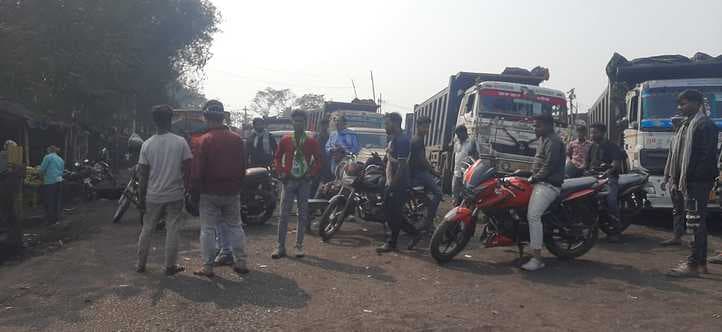 राजमहल कोल परियोजना में सीआइएसएफ जवान पर मारपीट का आरोप, ग्रामीणों ने किया सड़क जाम