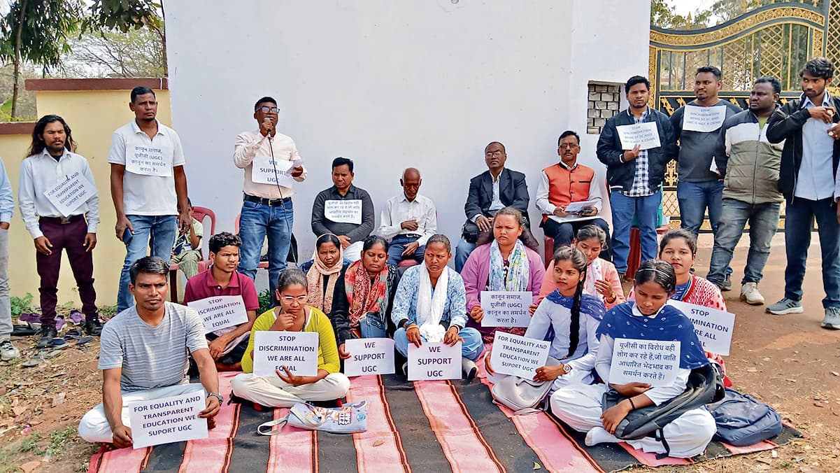 Chaibasa News : कोल्हान विश्वविद्यालय के मुख्य गेट पर यूजीसी के समर्थन में धरना