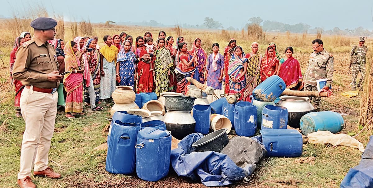 Chaibasa News : 11 क्विंटल जावा व 15 लीटर देसी शराब जब्त