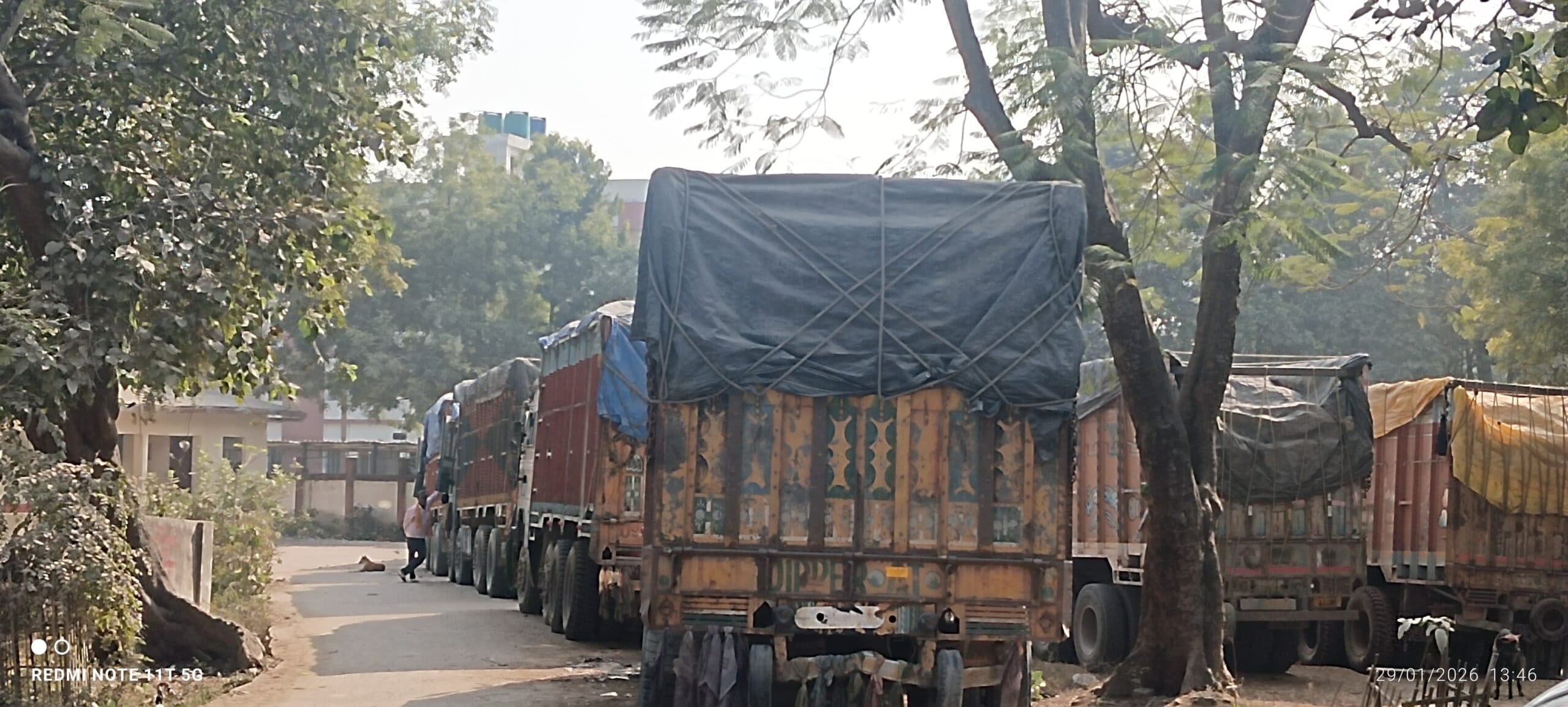 Bhagalpur news एसएफसी गोदाम के बाहर खड़े हैं अनाज से लदे दर्जनों ट्रक, गोदाम में ताला