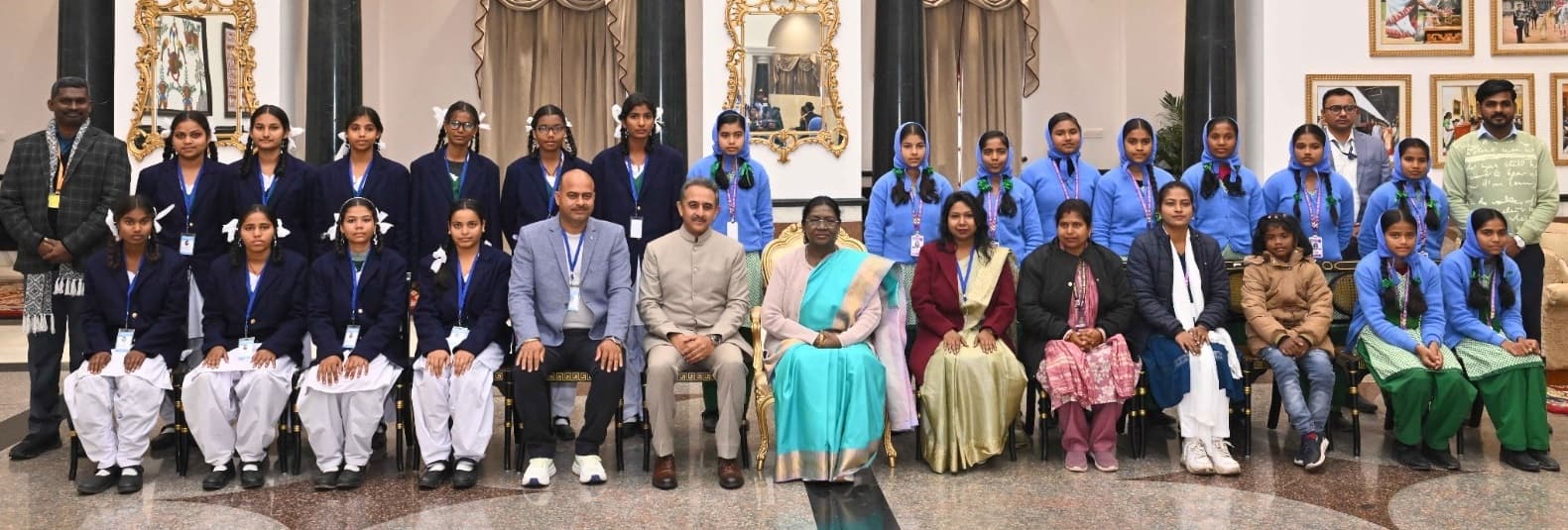 Bokaro News : छात्राओं ने गणतंत्र दिवस का परेड देखा व राष्ट्रपति के साथ किया संवाद