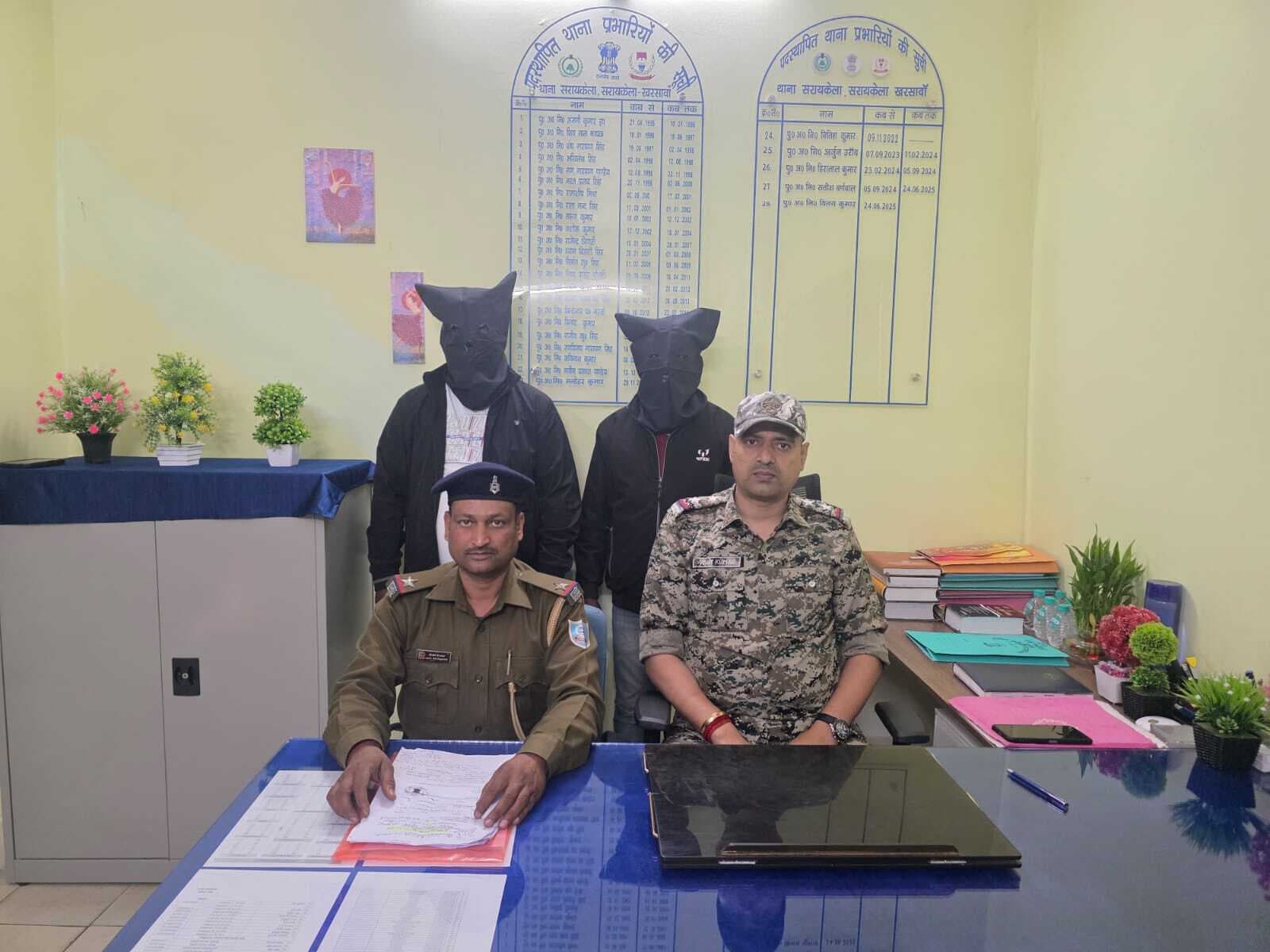 Seraikela Kharsawan News : पुलिस ने चलाया विशेष छापेमारी अभियान, नौ अपराधी गिरफ्तार