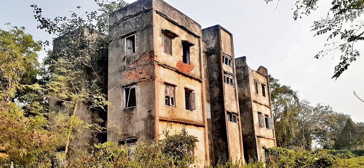 East Singhbhum News : जर्जर भवन में जान जोखिम में डाल रहने को विवश हैं कर्मी