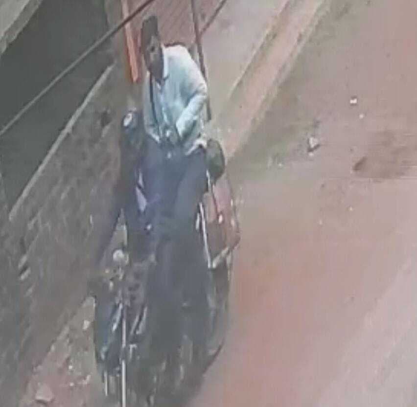 East Singhbhum News : बर्तन साफ करने के बहाने दो लाख के मंगलसूत्र लेकर भागे