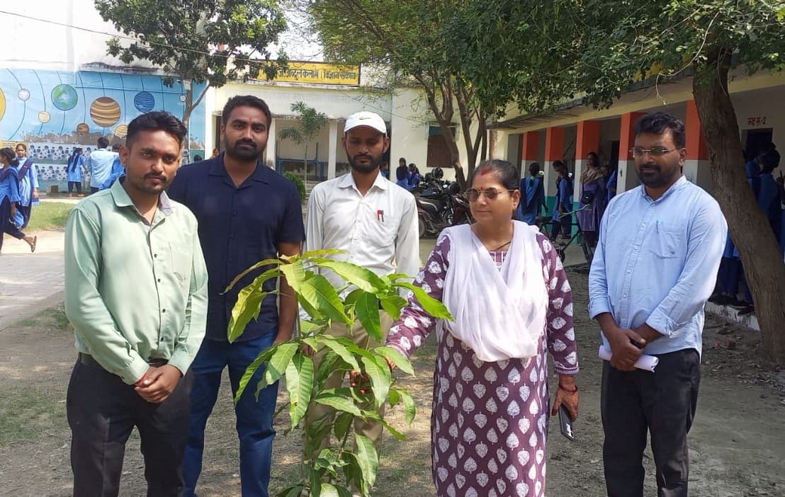 स्कूल परिसर में पौधारोपण कर लिया गया पर्यावरण संरक्षण का संकल्प