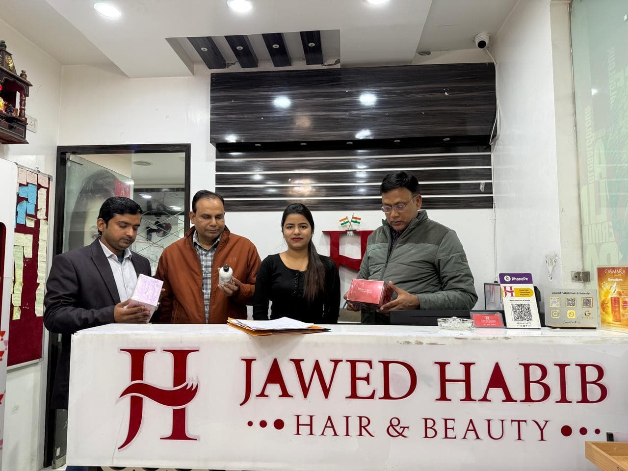 गोपालगंज में जावेद हबीब हेयर एंड ब्यूटी सैलून का औचक निरीक्षण, सैलून में उपलब्ध कॉस्मेटिक उत्पादों की खरीद बिलों की जांच की