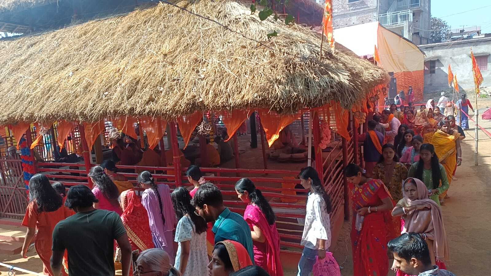 श्रद्धालुओं ने मंडप की परिक्रमा कर की सुख-शांति की कामना