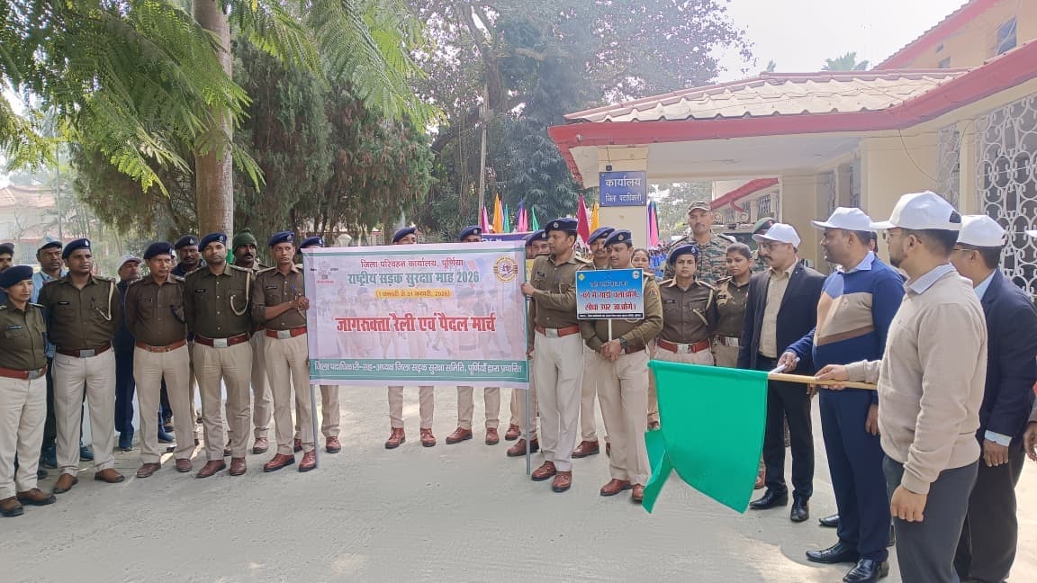 पैदल मार्च कर सड़क सुरक्षा का दिया संदेश