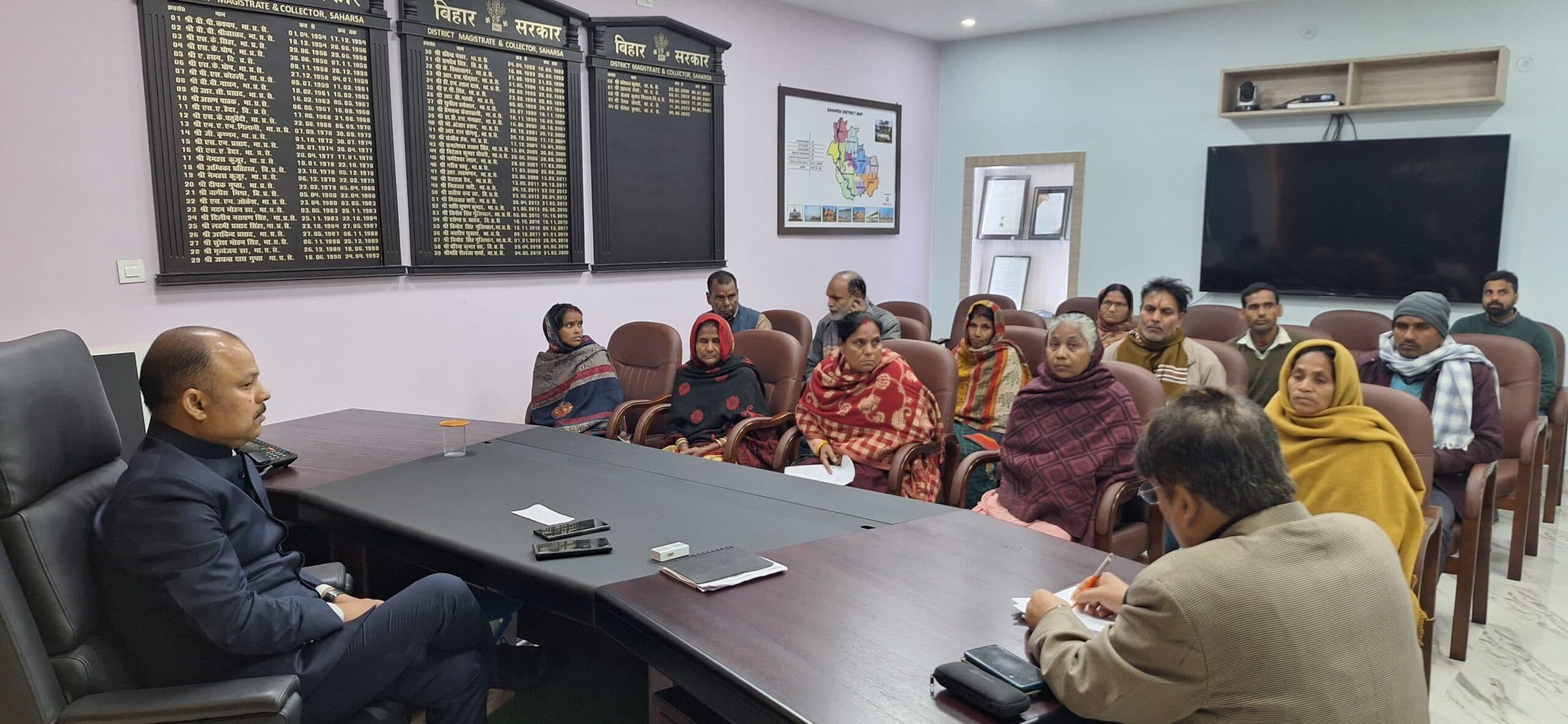 आमजनों से मुलाकात कार्यक्रम में डीएम ने 91 लोगों की सुनी समस्या