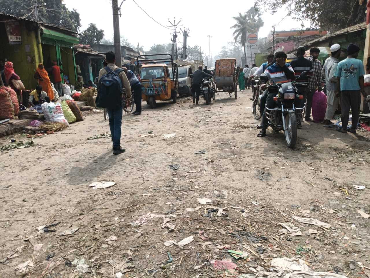 कचरे के कारण सब्जी मंडी सड़क निर्माण में आ रही दिक्कत