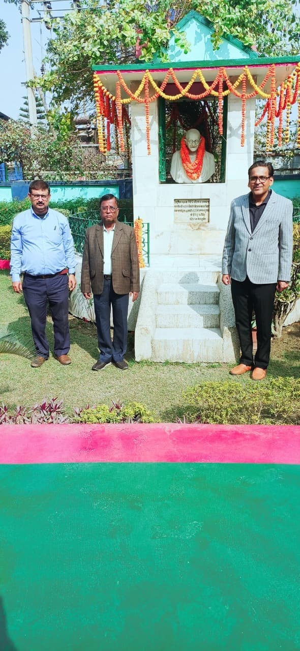 मेला समिति परिसर में महात्मा गांधी की प्रतिमा पर माल्यार्पण