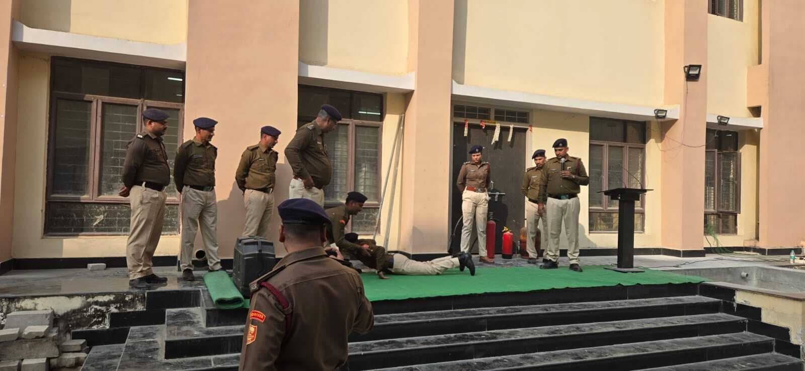 इंजीनियरिंग के विद्यार्थियों को मॉक ड्रिल कर अगलगी से बचाव की दी जानकारी