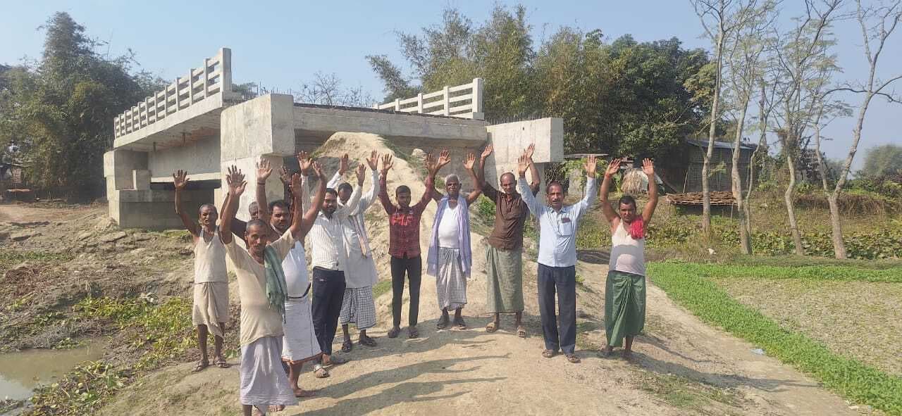 पुल का एप्रोच पथ नहीं, ग्रामीणों ने किया प्रदर्शन