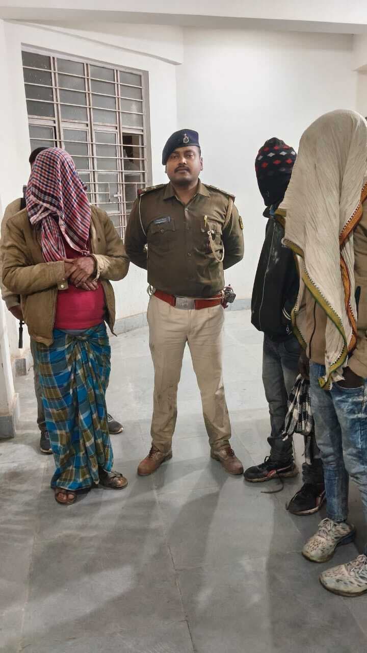 कट्टा व चाकू के साथ तीन अपराधियों को पुलिस ने किया गिरफ्तार