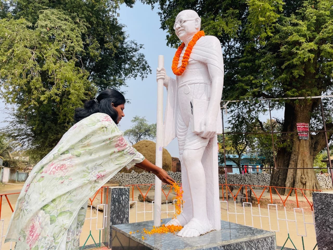 जिला प्रशासन ने महात्मा गांधी को दी श्रद्धाजंलि