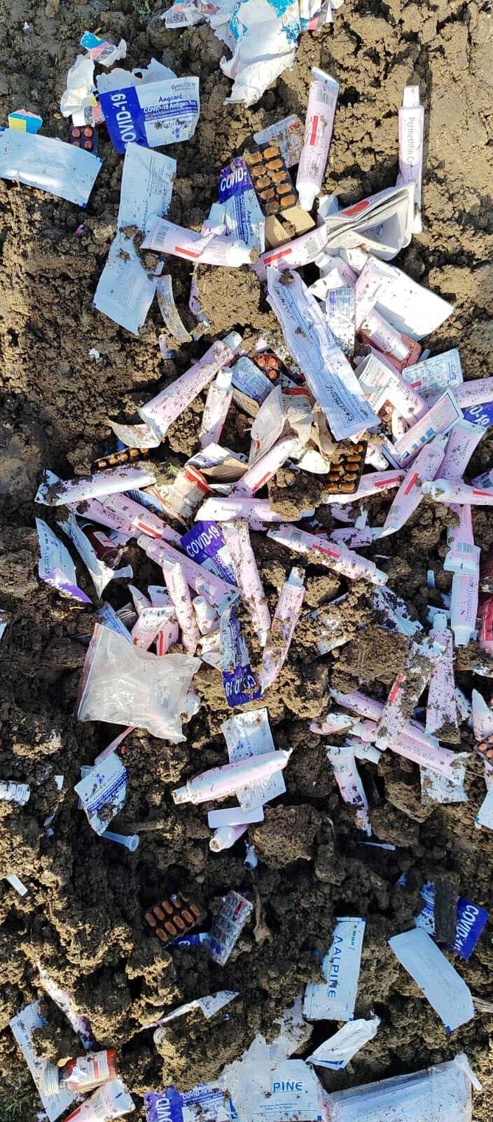 विश्रामपुर गांव के पास पोखरा से भारी मात्रा में दवाइयां बरामद