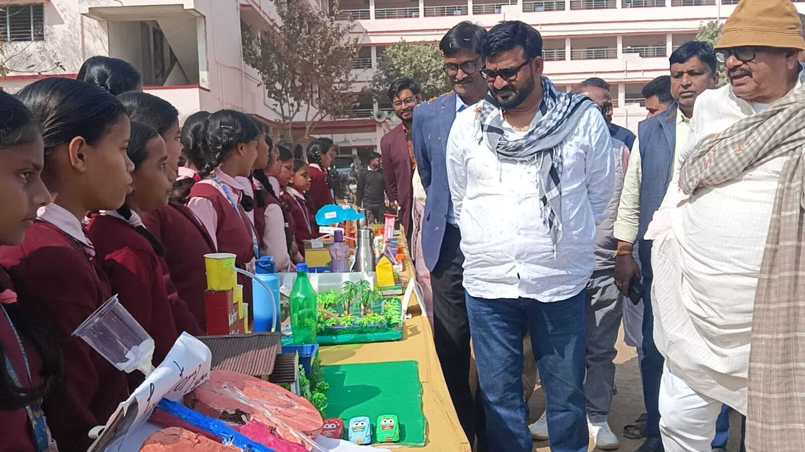 छात्र-छात्राओं ने पेश किये ग्रीनहाउस प्रभाव के मॉडल