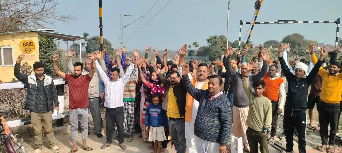 थावे के भेड़िया गांव में रेलवे अंडरपास के निर्माण का विरोध, ग्रामीणों ने रोका काम