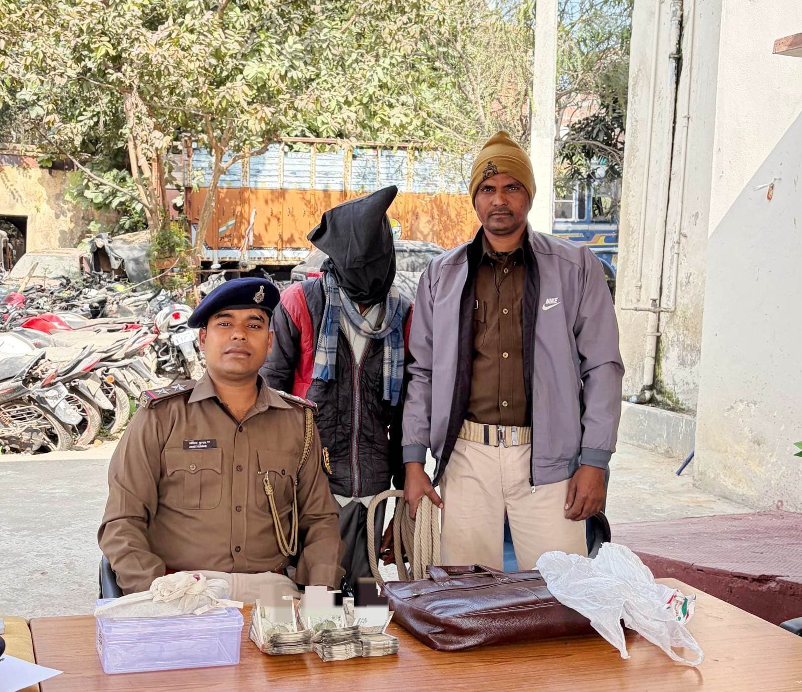 एक लाख 71 हजार रुपये के साथ कट्टा बरामद