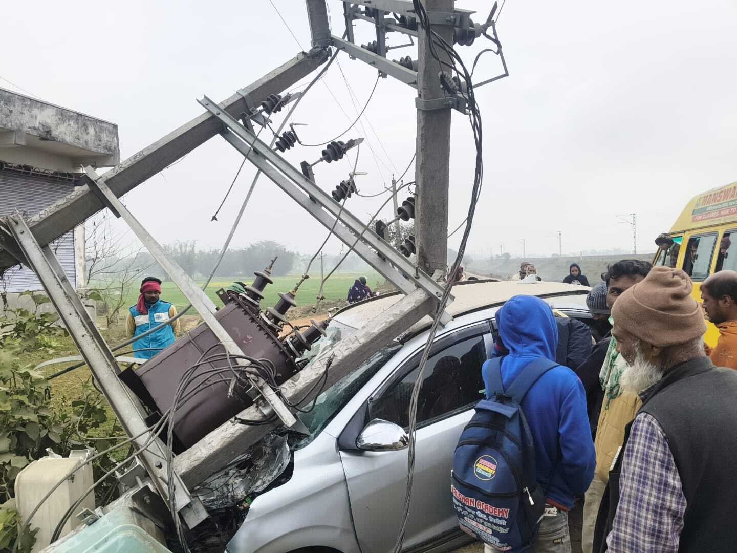 बिजली के खंभे से टकारायी कार, गिरा ट्रांसफार्मर