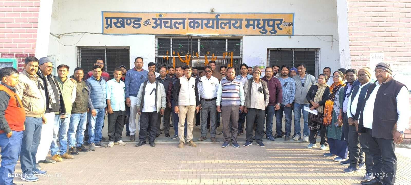 पंचायत सचिव से मारपीट मामले में कर्मियों ने काला बिल्ला लगाकर किया प्रदर्शन