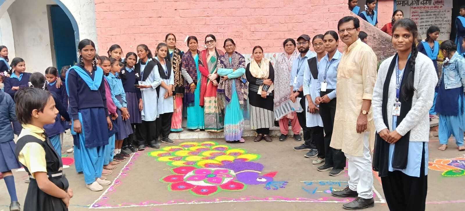 रंगोली व पोस्टर मेकिंग का दिया प्रशिक्षण