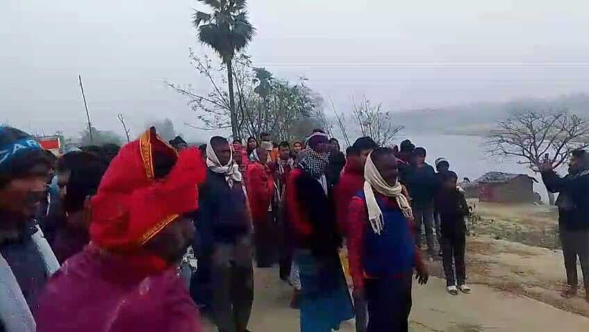 Samastipur News:नदी में उपलाता मिला अज्ञात महिला का शव, साड़ी से बंधे थे हाथ व पांव