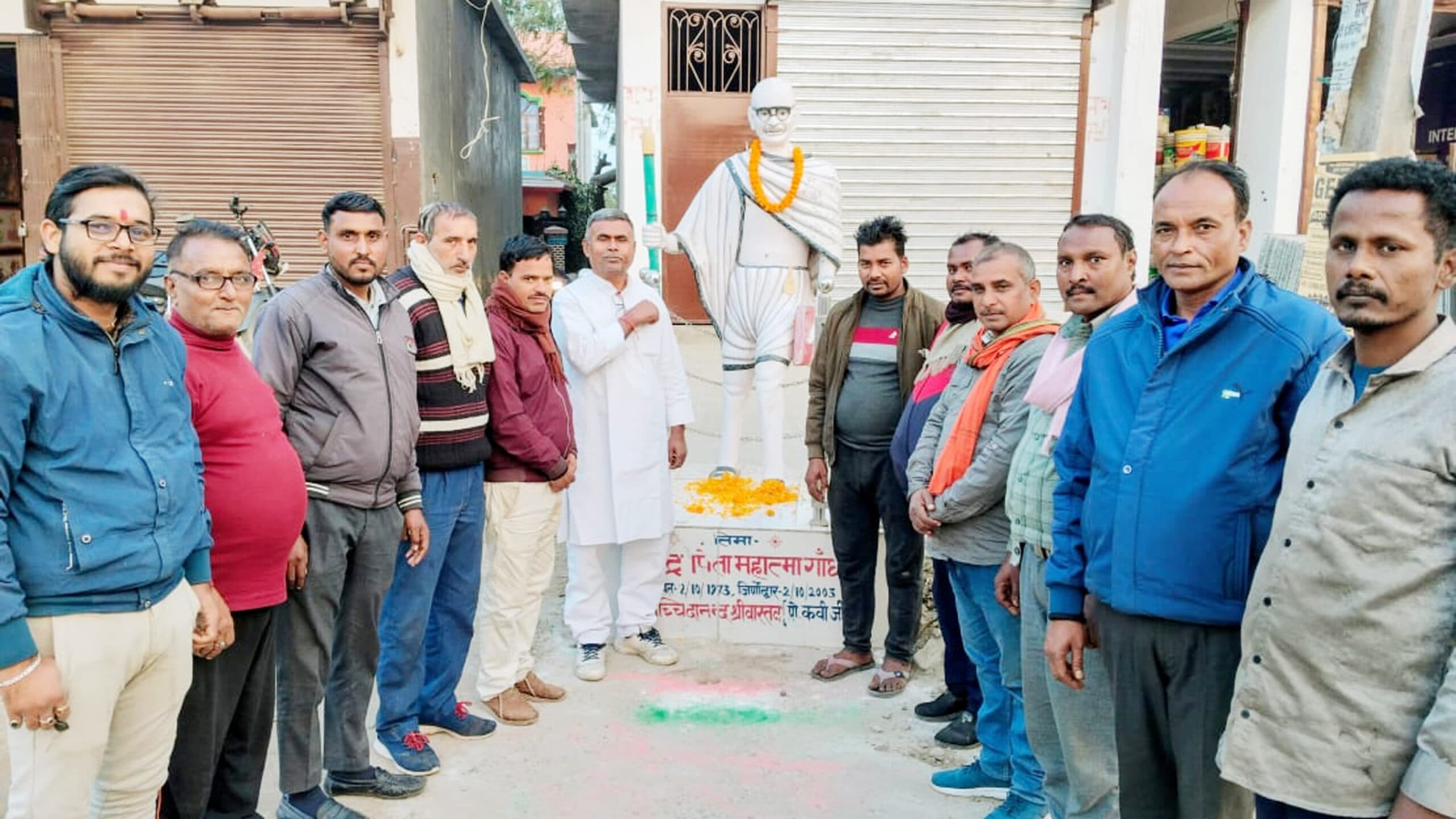 78वीं पुण्यतिथि पर याद किये गये बापू, लोगों ने किया माल्यार्पण