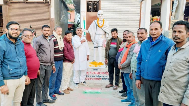 78वीं पुण्यतिथि पर याद किये गये बापू, लोगों ने किया माल्यार्पण