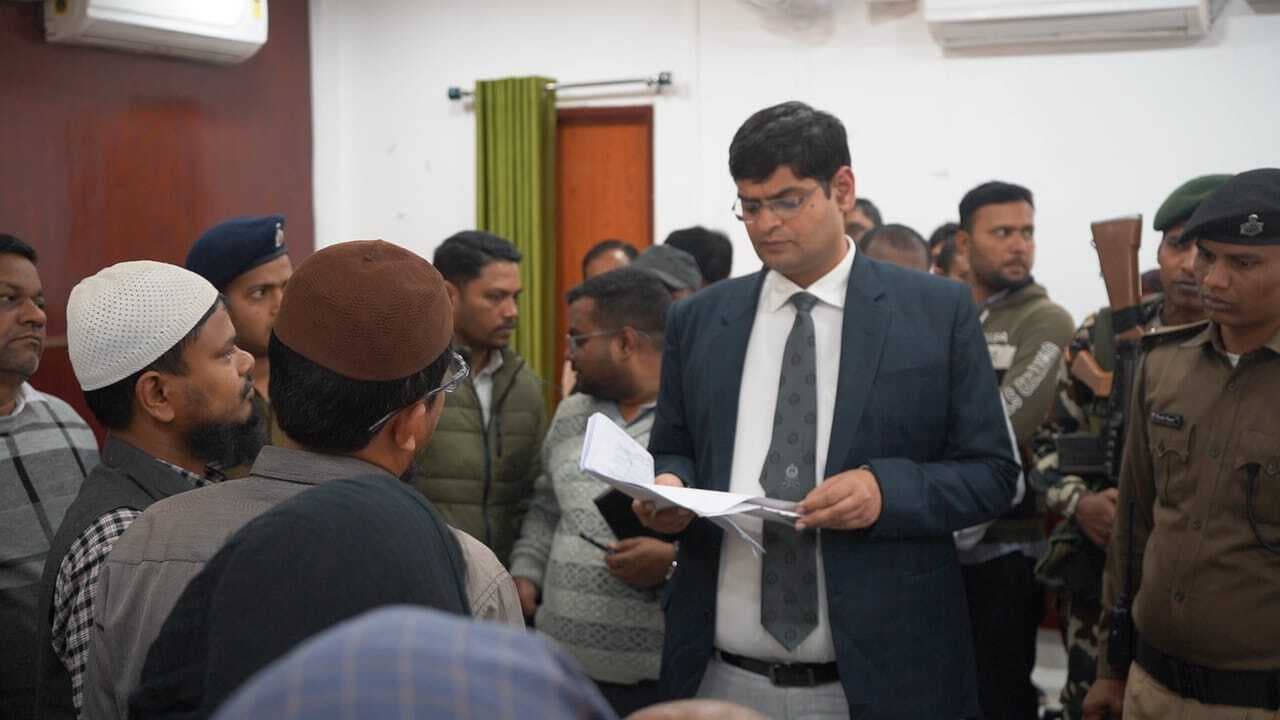 लोगों की शिकायतों का करें समाधान : डीएम