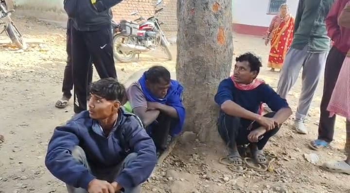 पोसोई गांव में मवेशी चोरी के आरोप में तीन युवक पकड़ाया