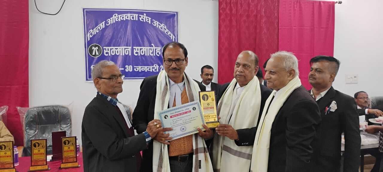 अधिवक्ता संघ चुनाव पदाधिकारी ने नवनिर्वाचित कमेटी सदस्यों को दिया प्रशस्ति पत्र