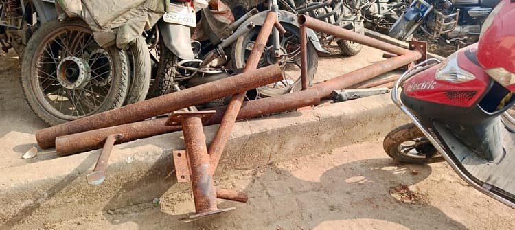 बिस्कोमान परिसर में चोरी, डालडा फैक्ट्री का लोहा काटते तीन गिरफ्तार