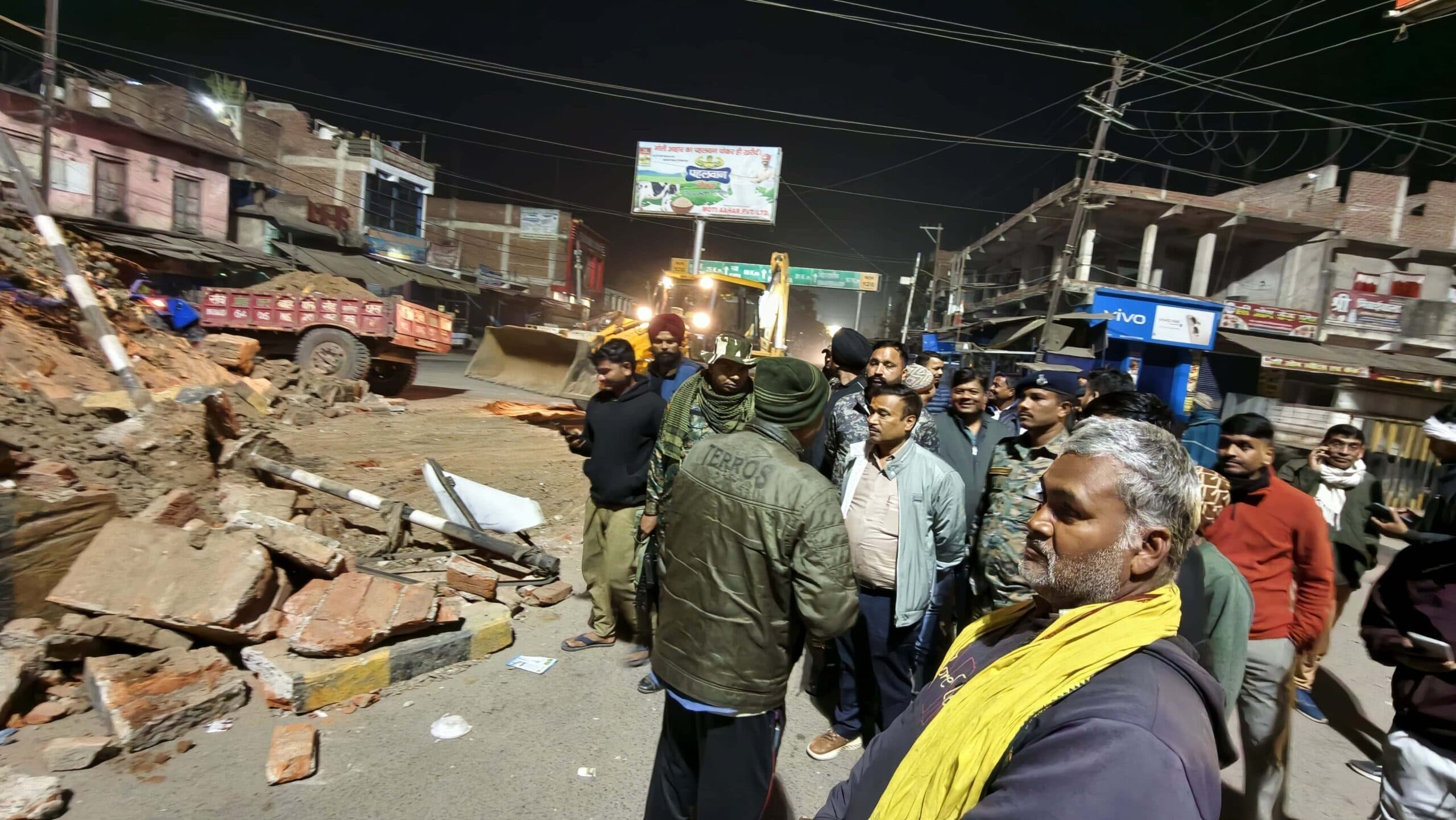 Aurangabad News : भखरुआं मोड़ पर बड़े गोलंबर को किया गया ध्वस्त