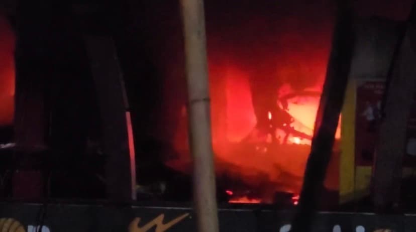 मीना बाजार के शू शोरूम में भीषण आग