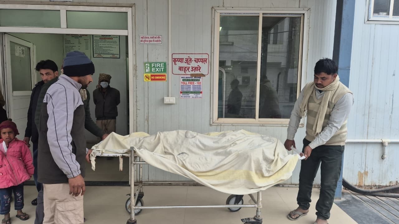 नानपुर में कंटेनर व डीजे वाहन में टक्कर, एक की मौत, पुलिसकर्मी समेत दो जख्मी