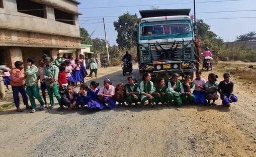 पीपरा पंचायत के छात्रों ने सड़क पर किया आवाजाही अवरुद्ध
