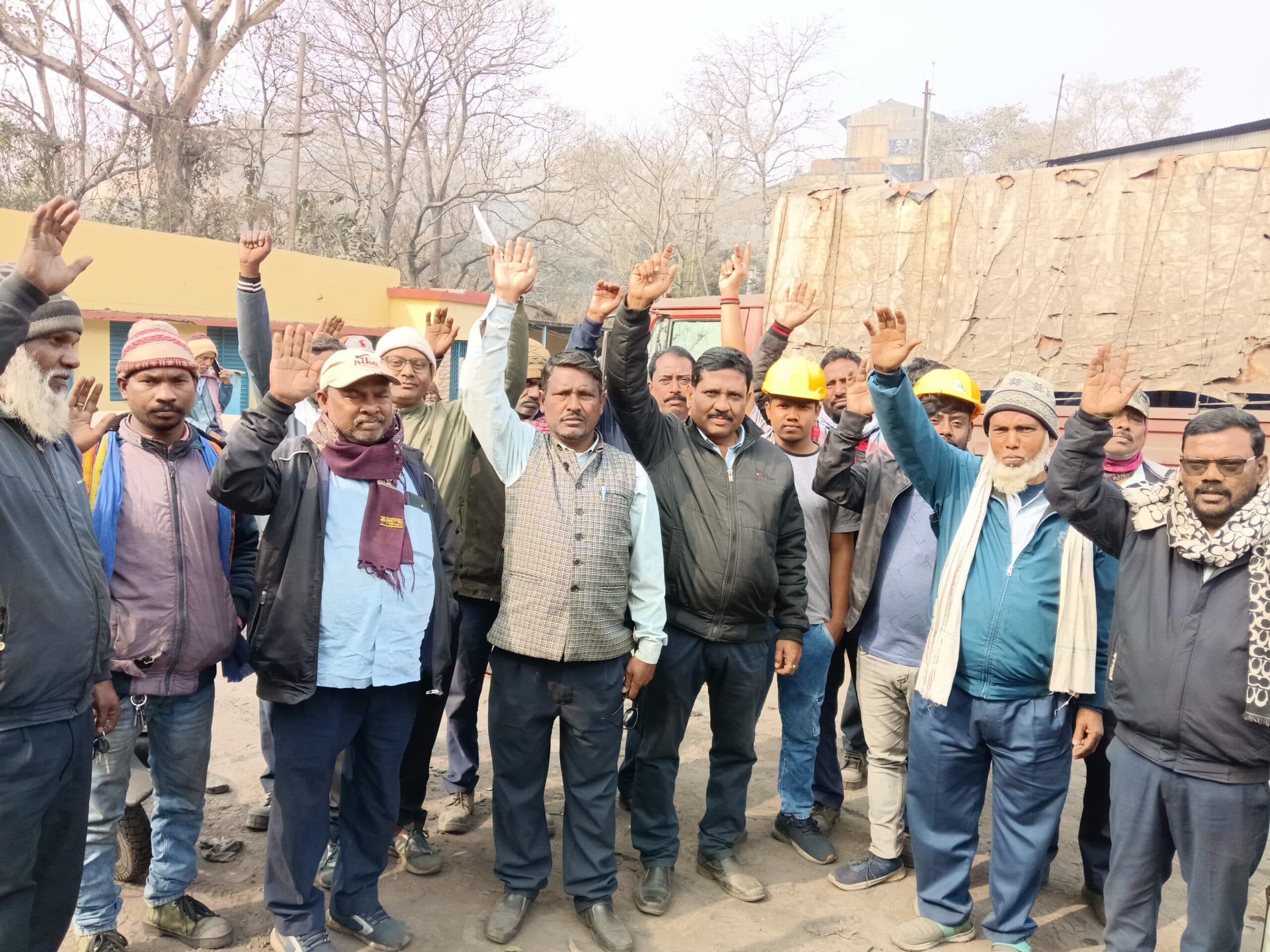 Bokaro News : डंपर व शॉवेल ऑपरेटरों ने स्थानांतरण का किया विरोध