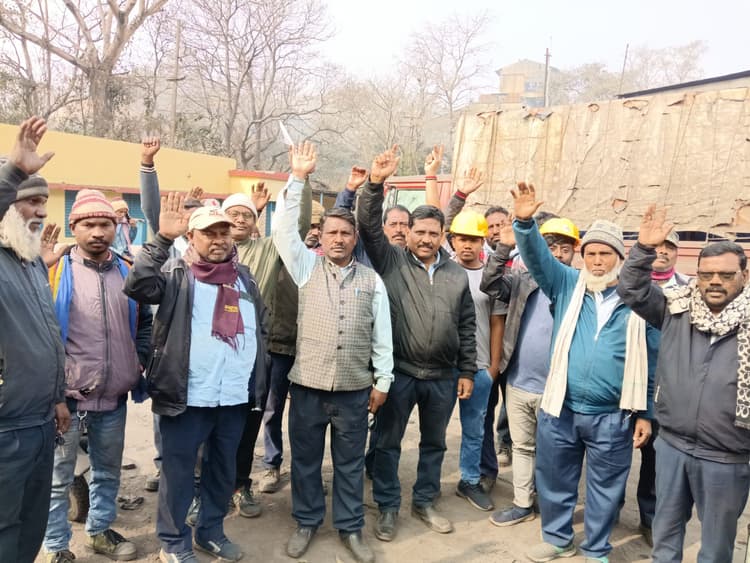 Bokaro News : डंपर व शॉवेल ऑपरेटरों ने स्थानांतरण का किया विरोध